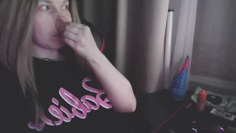 I have new photos come and see with love Molly online show from December 2025 11:09:01 PM