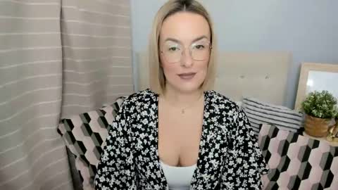 MollyCrazy online show from November 2025 06:40:01 PM