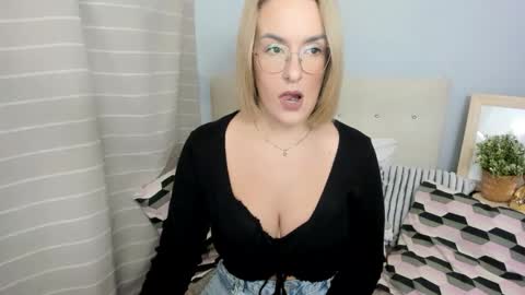 MollyCrazy online show from November 2025 03:25:02 PM