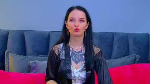 Molly online show from November 2025 06:29:01 PM