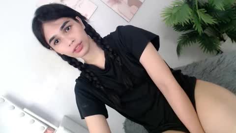 Snapshot of momi_khem019 chatting on May 2026 06:20:01 AM MOMIKHEM online show from May 2026 06:20:01 AM