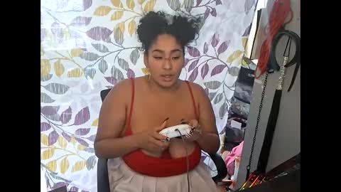 Snapshot of mommybubbles chatting on November 2025 04:42:01 PM Mommy bubbles online show from November 2025 04:42:01 PM