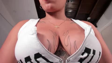 Momo  online show from November 2025 09:57:01 PM