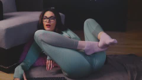 Snapshot of mona_lisss chatting on January 2025 06:21:01 PM Mona Lisss online show from January 2025 06:21:01 PM