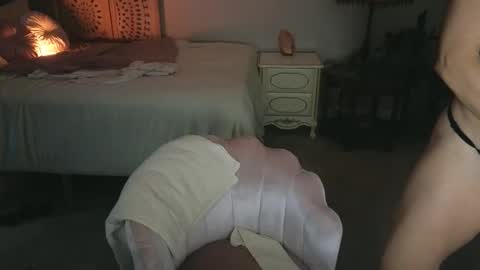 Mona online show from November 2025 02:29:01 PM