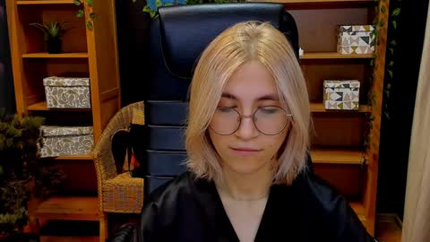Snapshot of moon13152 chatting on December 2024 08:05:01 PM Katrin online show from December 2024 08:05:01 PM