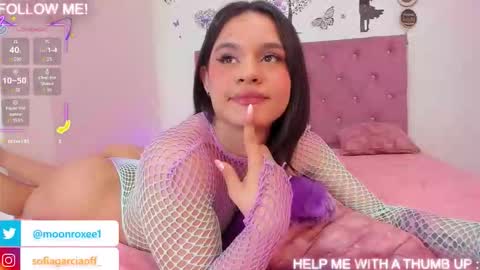 Snapshot of moon_roxee chatting on October 2025 02:51:02 PM moon_roxee online show from October 2025 02:51:02 PM