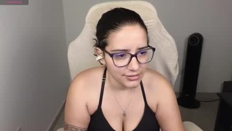 Snapshot of moonwoman_ chatting on November 2025 05:01:02 PM Moon Woman online show from November 2025 05:01:02 PM