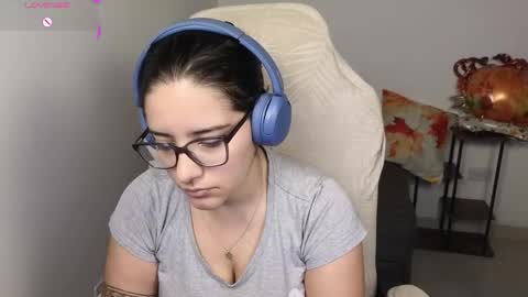 Snapshot of moonwoman_ chatting on November 2025 06:33:02 PM Moon Woman online show from November 2025 06:33:02 PM