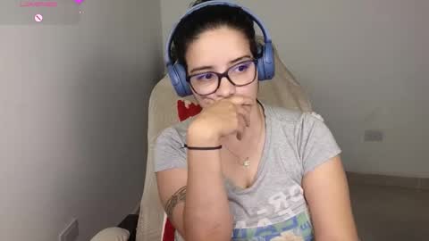 Snapshot of moonwoman_ chatting on December 2025 04:53:02 AM Moon Woman online show from December 2025 04:53:02 AM