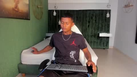 Mmorenito online show from October 2025 06:49:02 PM