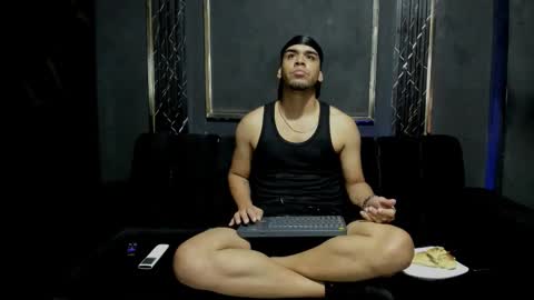 mr_maximo online show from November 2025 03:17:02 AM