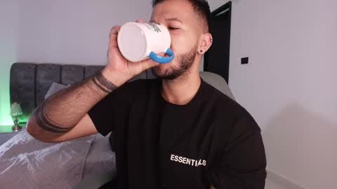 MIKEE online show from November 2025 03:18:02 AM