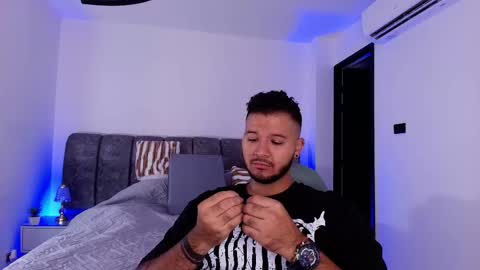 MIKEE online show from November 2025 03:08:02 AM