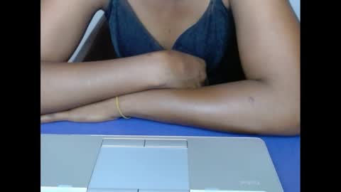 Snapshot of muffinxcream chatting on November 2025 11:10:02 AM muffinxcream online show from November 2025 11:10:02 AM