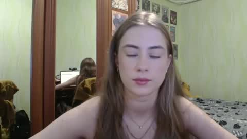 Emelie online show from October 2025 01:53:02 PM