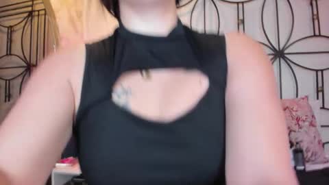 Nahomi  online show from November 2025 10:58:01 AM