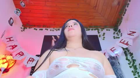 Naia x online show from October 2025 07:59:01 PM