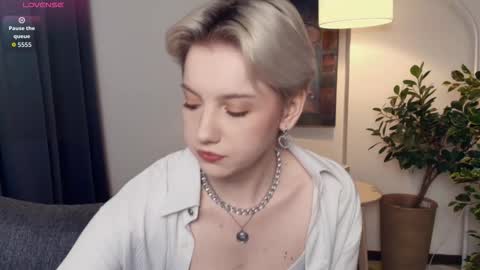 Snapshot of nakishacroshaw chatting on November 2025 12:20:01 PM Kate online show from November 2025 12:20:01 PM