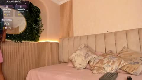 Snapshot of naomi_hill1 chatting on May 2026 12:33:02 PM Naomi online show from May 2026 12:33:02 PM