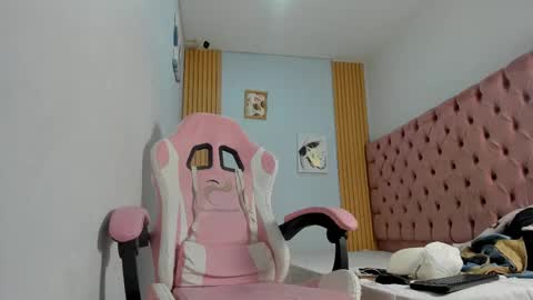 naomis_35 online show from October 2025 08:31:01 PM