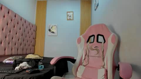 naomis_35 online show from November 2025 07:59:02 PM