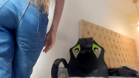 naomis_35 online show from December 2025 07:31:02 PM