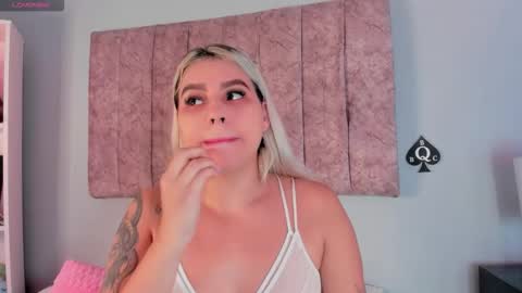 Laura  online show from October 2025 05:15:02 PM