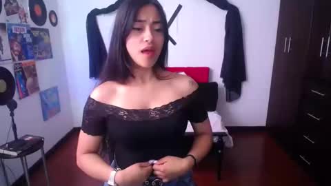 Nataly Escobar online show from December 2024 05:19:02 PM