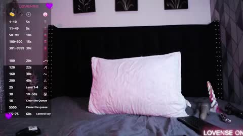 Snapshot of naturaltitss_ chatting on March 2025 08:20:02 PM Gwen online show from March 2025 08:20:02 PM