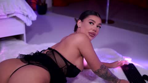 Naty online show from December 2025 08:28:02 PM