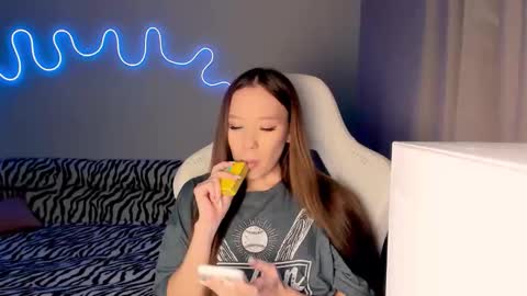 Mina online show from November 2025 01:01:02 PM