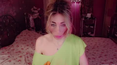 Snapshot of nicole_g0ld_ chatting on May 2026 10:29:01 PM Nicole online show from May 2026 10:29:01 PM