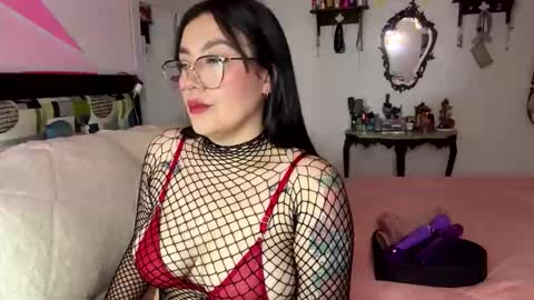 Nicole online show from November 2025 03:45:02 PM