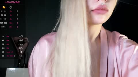 Snapshot of nicole_yo chatting on December 2024 09:42:02 PM Mary online show from December 2024 09:42:02 PM