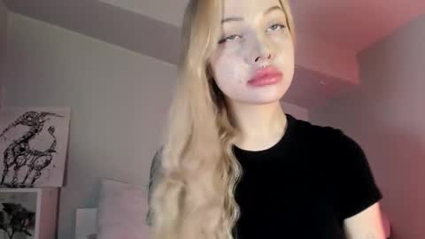 Snapshot of nicole_yo chatting on February 2025 07:27:02 AM Mary online show from February 2025 07:27:02 AM