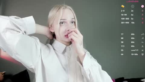 Snapshot of nicole_yo chatting on September 2025 09:25:01 PM Mary online show from September 2025 09:25:01 PM