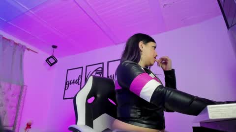 nicolee millerr online show from May 2026 12:33:02 PM