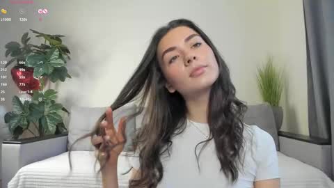 Snapshot of nicoleluuv chatting on February 2025 01:08:02 PM Dua Lipa online show from February 2025 01:08:02 PM