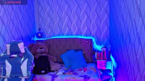 Nicolle Miley online show from October 2025 03:09:01 AM