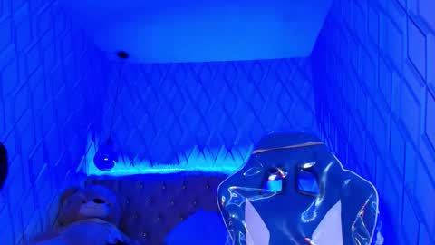 Nicolle Miley online show from November 2025 04:04:01 AM