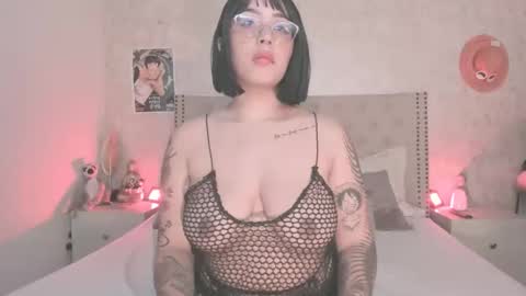 nicolstonee online show from February 2026 01:58:01 AM