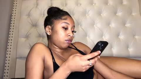 Snapshot of nikkib333 chatting on February 2025 03:24:01 AM NikkiB online show from February 2025 03:24:01 AM