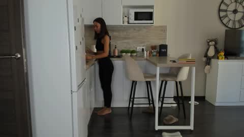 Bella online show from September 2025 01:00:01 PM