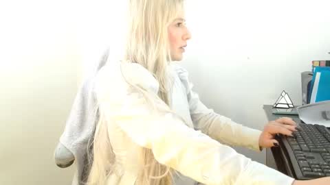 Ninakitdman online show from September 2025 01:48:02 PM