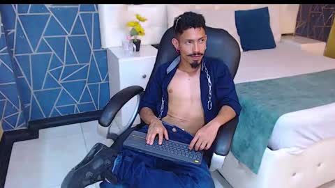 Snapshot of noaahtylor chatting on February 2026 10:43:01 PM Noah online show from February 2026 10:43:01 PM