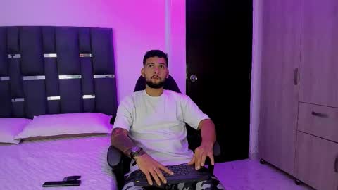 Snapshot of noah_corvelle chatting on November 2025 01:37:01 AM NOAH online show from November 2025 01:37:01 AM