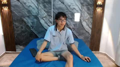 Snapshot of noahwalker__ chatting on April 2026 11:09:01 AM online show from April 2026 11:09:01 AM