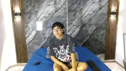 Snapshot of noahwalker__ chatting on April 2026 11:05:01 AM online show from April 2026 11:05:01 AM