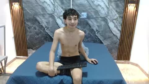 Snapshot of noahwalker__ chatting on April 2026 11:01:01 AM online show from April 2026 11:01:01 AM